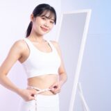 ウエストをメジャーで測る20代女性──GLP-1医療ダイエットのイメージ写真