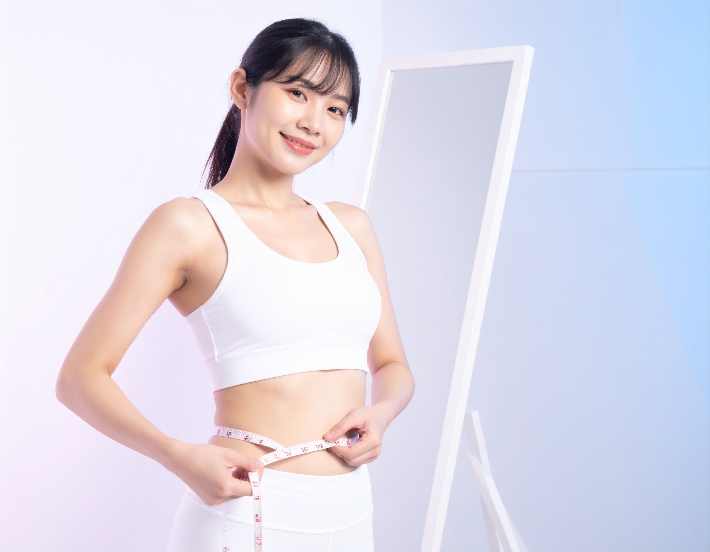 ウエストをメジャーで測る20代日本人女性──GLP-1医療ダイエットを象徴するスタジオ写真